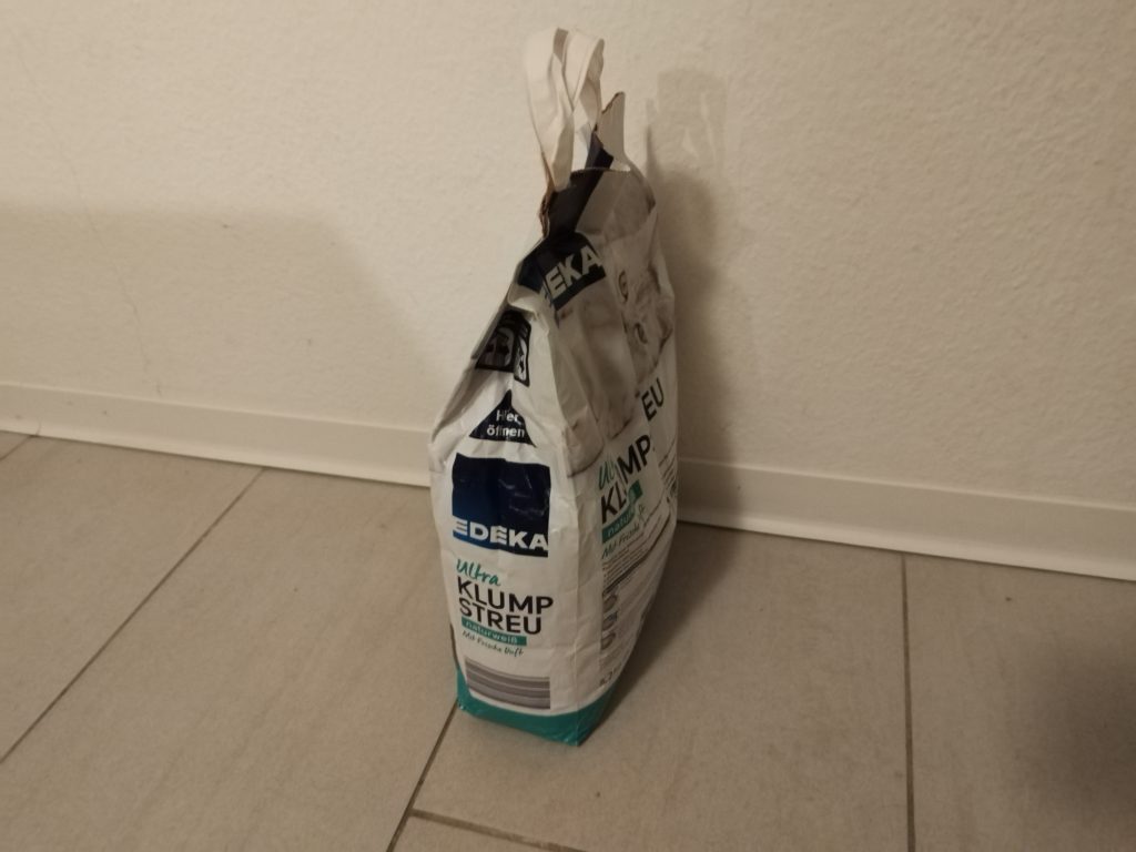 Verpackung-des-Edeka-Ultra-Katzenstreu-von-der-Seite