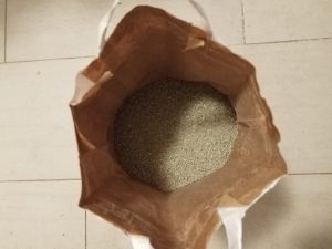 Verpackung-des-Edeka-Ultra-Katzenstreu-von-oben-geoeffnet