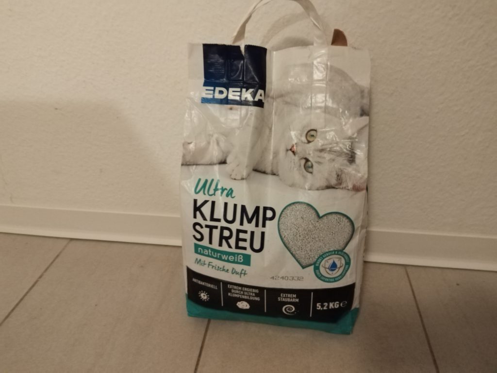 Verpackung-des-Edeka-Ultra-Katzenstreu-von-vorne