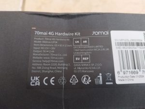 Verpackung-des-Hardwire-Kit-70mai-4G-von-vorne-in-der-Nahansicht
