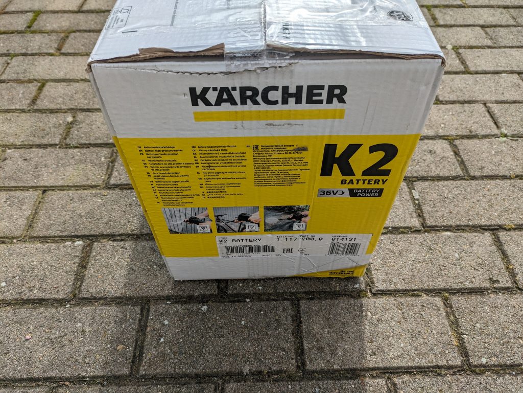 Verpackung des Kärcher K2 Akku-Hochdruckreinigers von links