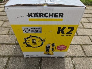 Verpackung des Kärcher K2 Akku-Hochdruckreinigers von rechts