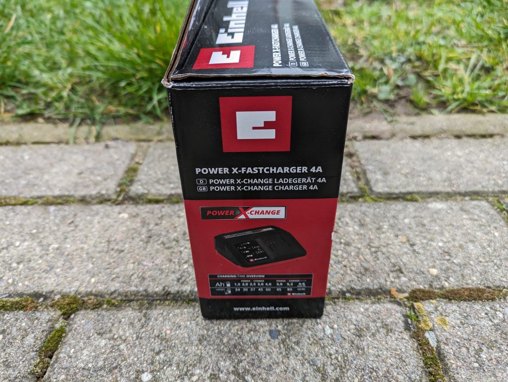 Verpackung des Ladegerätes des EInhell Hypresso Akku-Hochdruckreinigers von der Seite
