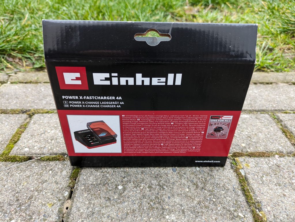 Verpackung des Ladegerätes des EInhell Hypresso Akku-Hochdruckreinigers von hinten