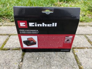 Verpackung des Ladegerätes des EInhell Hypresso Akku-Hochdruckreinigers von hinten