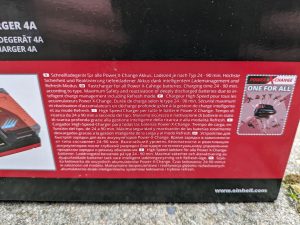Verpackung des Ladegerätes des EInhell Hypresso Akku-Hochdruckreinigers von hinten in der Nahansicht