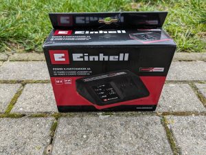 Verpackung des Ladegerätes des EInhell Hypresso Akku-Hochdruckreinigers von vorne