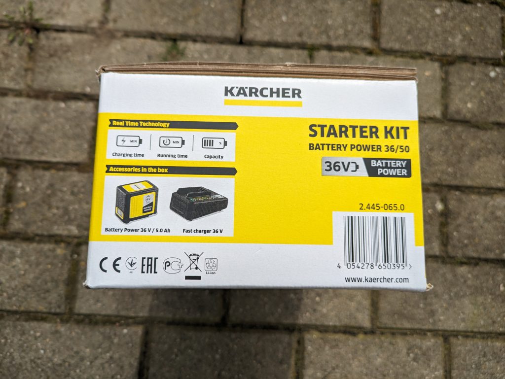 Verpackung des Ladegerätes des Kärcher K2 Akku-Hochdruckreiniger von rechts