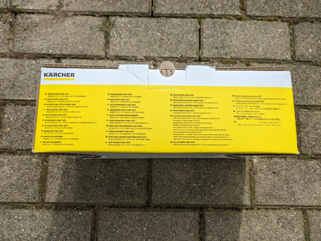 Verpackung des Ladegerätes des Kärcher K2 Akku-Hochdruckreinigers von hinten