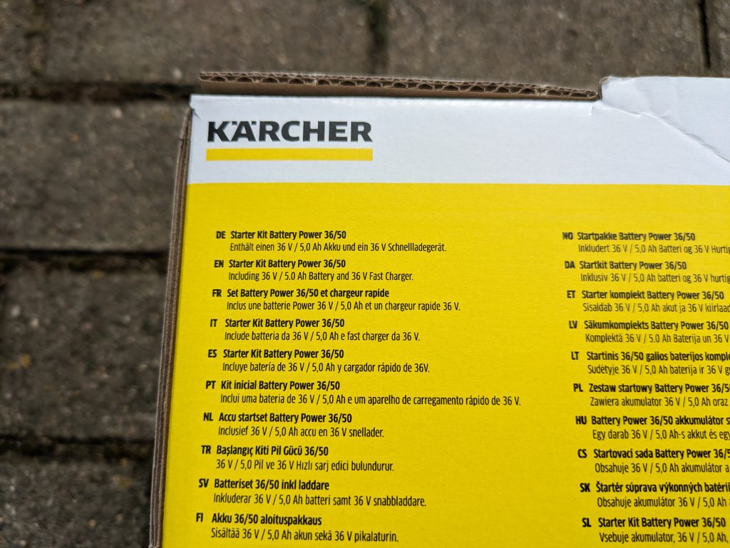 Verpackung des Ladegerätes des Kärcher K2 Akku-Hochdruckreinigers von hinten in der Nahansicht