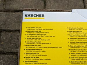 Verpackung des Ladegerätes des Kärcher K2 Akku-Hochdruckreinigers von hinten in der Nahansicht