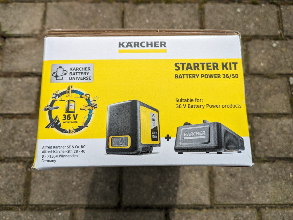 Verpackung des Ladegerätes des Kärcher K2 Akku-Hochdruckreinigers von rechts