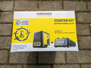 Verpackung des Ladegerätes des Kärcher K2 Akku-Hochdruckreinigers von rechts