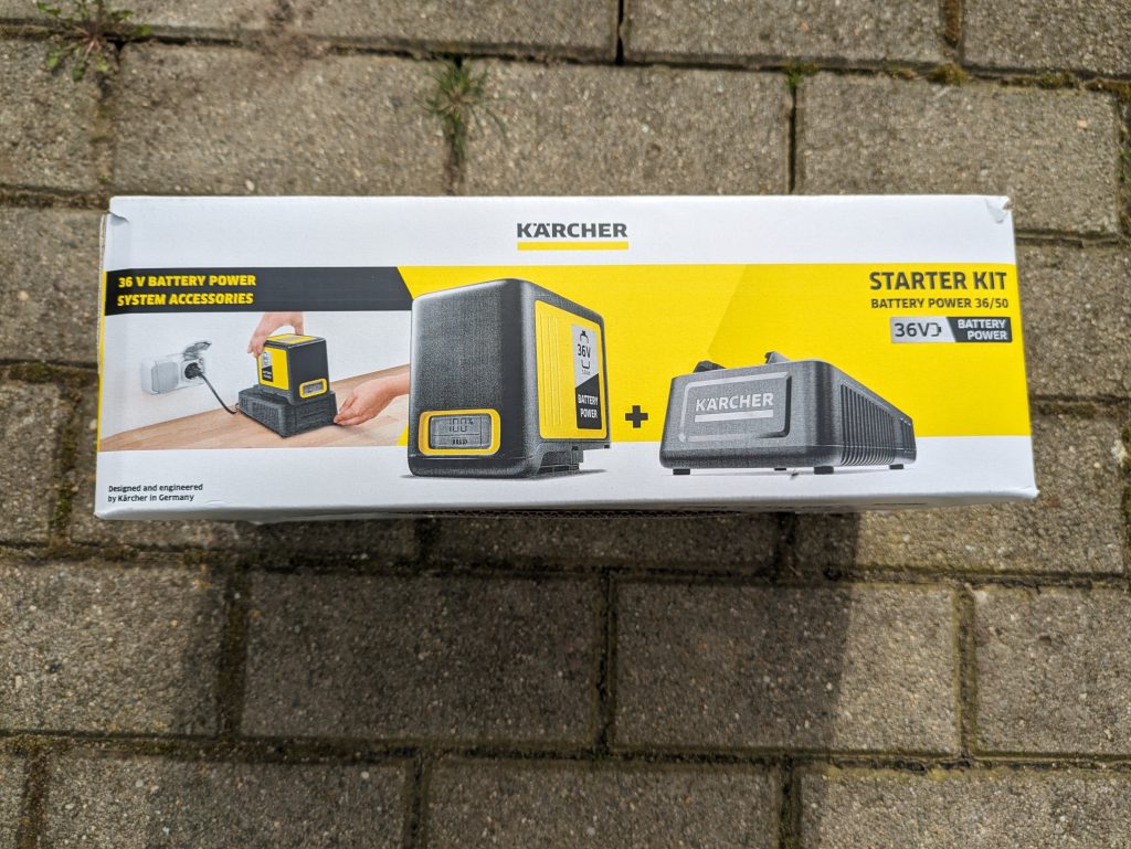 Verpackung des Ladegerätes des Kärcher K2 Akku-Hochdruckreinigers von vorne