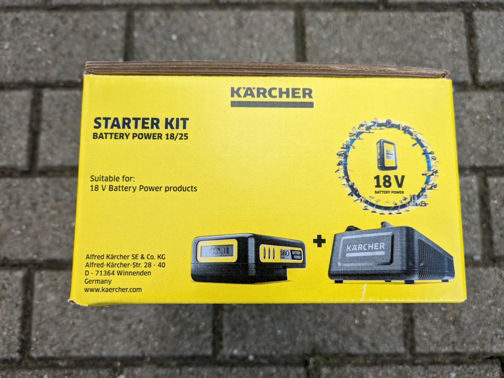 Verpackung des Ladegerätes des Kärcher KHB 6 Akku-Hochdruckreinigers von der Seite