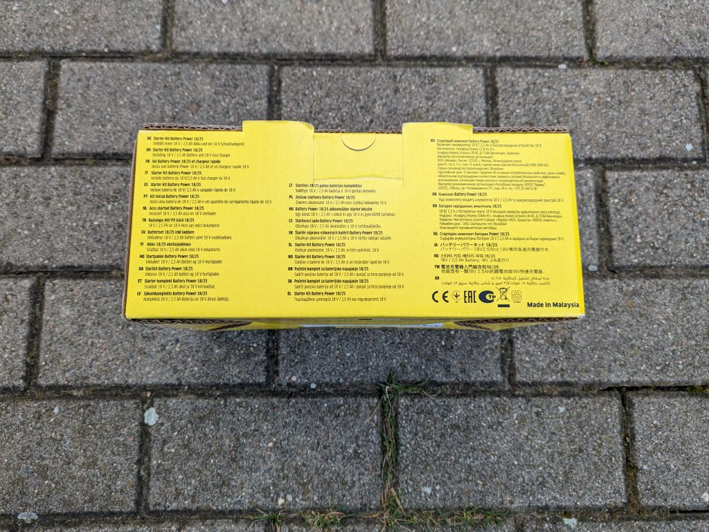Verpackung des Ladegerätes des Kärcher KHB 6 Akku-Hochdruckreinigers von hinten