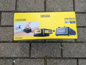 Verpackung des Ladegerätes des Kärcher KHB 6 Akku-Hochdruckreinigers von vorne