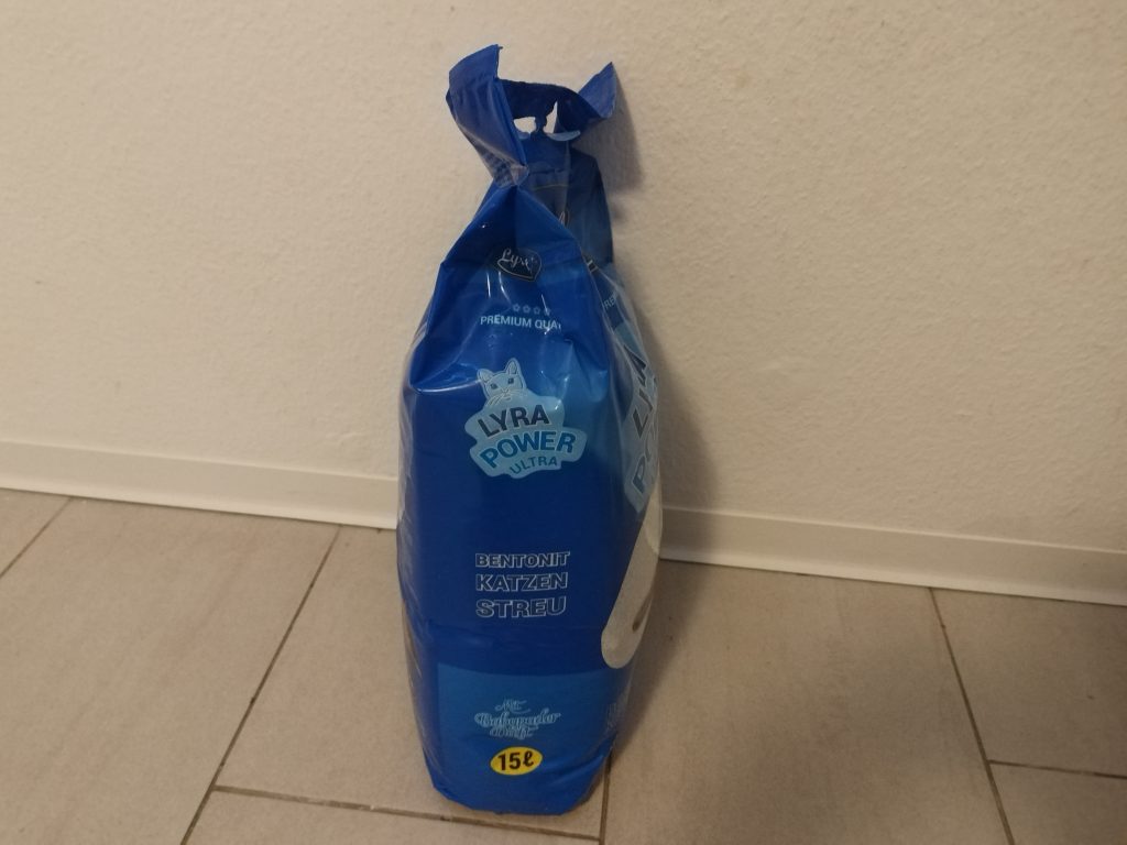 Verpackung-des-Lyra-Pet-Power-Ultra-Katzenstreu-von-der-Seite