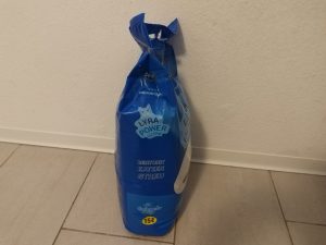 Verpackung-des-Lyra-Pet-Power-Ultra-Katzenstreu-von-der-Seite