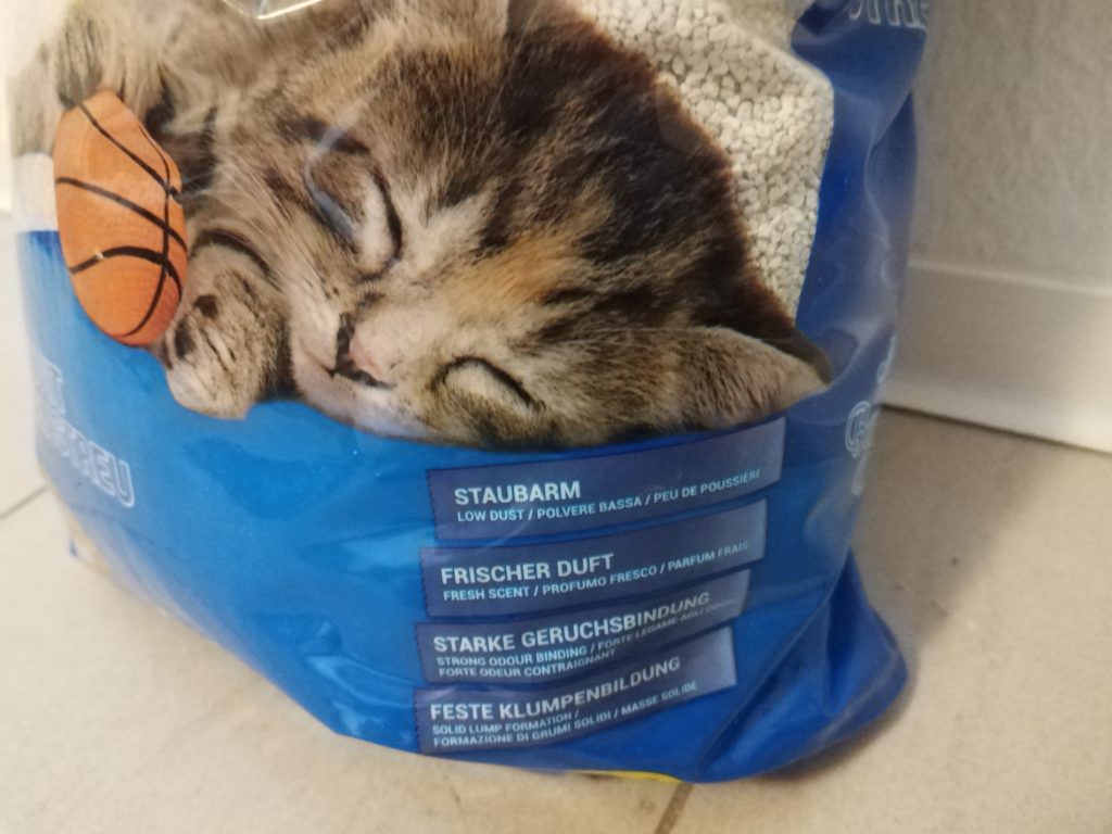 Verpackung-des-Lyra-Pet-Power-Ultra-Katzenstreu-von-vorne-in-der-Nahansicht