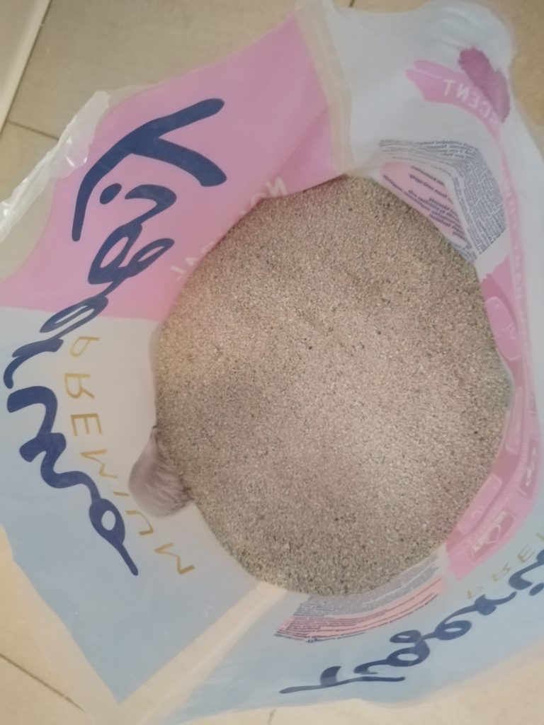 Verpackung-des-Tigerino-Katzenstreu-geoeffnet-von-oben