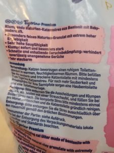 Verpackung-des-Tigerino-Katzenstreu-von-hinten-in-der-Nahansicht