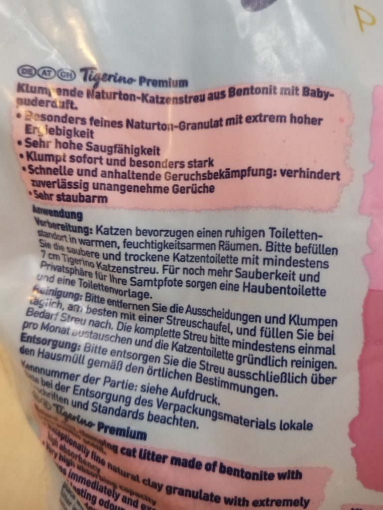Verpackung-des-Tigerino-Katzenstreu-von-hinten-in-der-Nahansicht