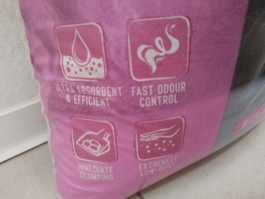 Verpackung-des-Tigerino-Katzenstreu-von-vorne-in-der-Nahansicht