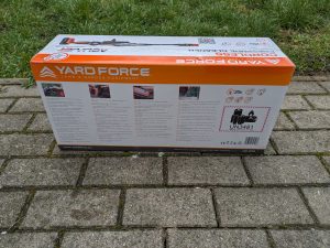 Verpackung des Yard Force LW C02 AquaJet Akku-Hochdruckreinigers von hinten