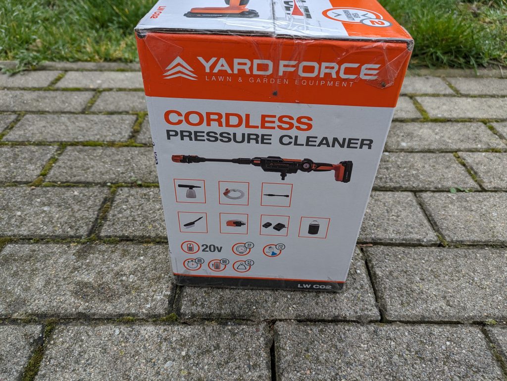Verpackung des Yard Force LW C02 AquaJet Akku-Hochdruckreinigers von links