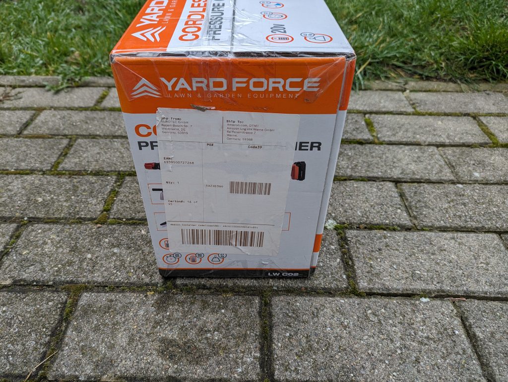 Verpackung des Yard Force LW C02 AquaJet Akku-Hochdruckreinigers von rechts