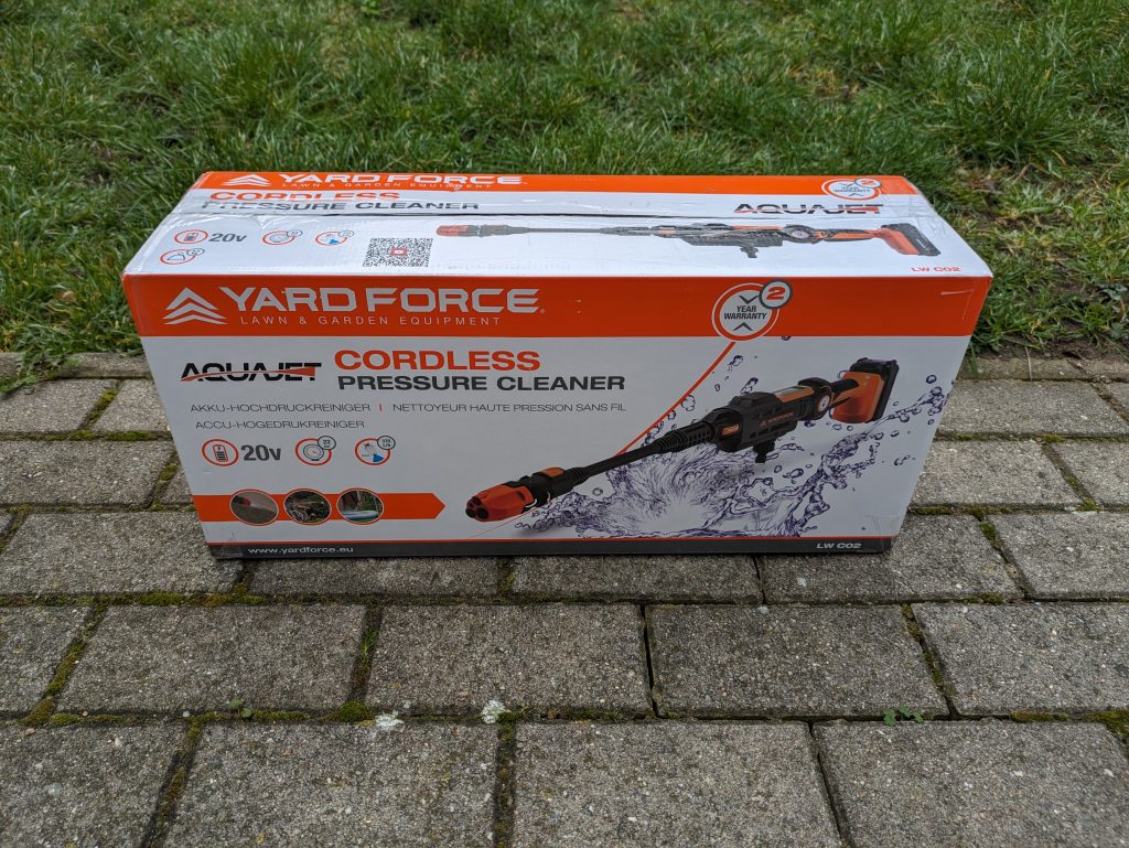 Verpackung des Yard Force LW C02 AquaJet Akku-Hochdruckreinigers von vorne