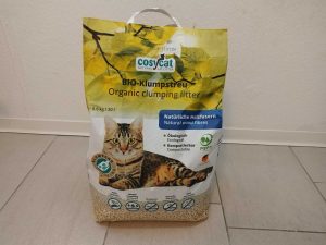 Verpackung dVerpackung des cosycat Bio-Klumpstreu Katzenstreu von vorne (2)es cosycat Bio-Klumpstreu Katzenstreu von vorne