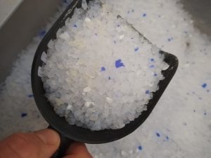 Vitakraft-Magic-Clean-Classic-Katzenstreu-auf-einer-Schaufel