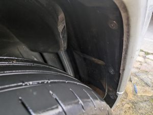 Vorderer Radkasten nach der Reinigung mit dem Bosch Fontus Akku-Hochdruckreinigers, rechte Seite