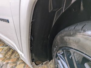 Vorderer Radkasten nach der Reinigung mit dem EInhell Hypresso Akku-Hochdruckreiniger, linke Seite