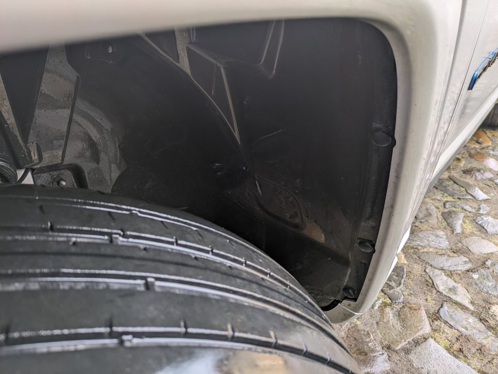 Vorderer Radkasten nach der Reinigung mit dem Kärcher KHB 6 Akku-Hochdruckreiniger, rechte Seite