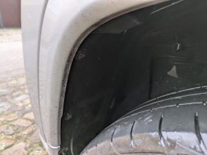 Vorderer Radkasten nach der Reinigung mit dem Yard Force LW C02 AquaJet Akku-Hochdruckreiniger, linke Seite