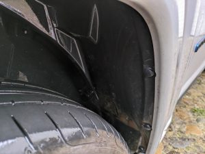 Vorderer Radkasten nach der Reinigung mit dem Yard Force LW C02 AquaJet Akku-Hochdruckreiniger, rechte Seite
