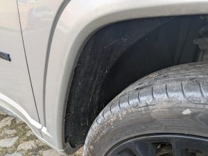 Vorderer Radkasten vor der Reinigung mit dem Bosch Fontus Akku-Hochdruckreiniger, linke Seite