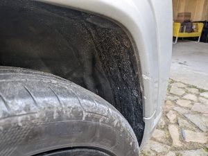 Vorderer Radkasten vor der Reinigung mit dem Bosch Fontus Akku-Hochdruckreiniger, rechte Seite