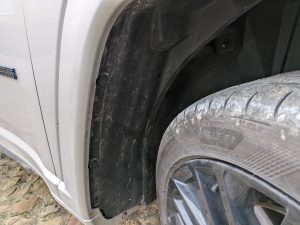 Vorderer Radkasten vor der Reinigung mit dem EInhell Hypresso Akku-Hochdruckreiniger, linke Seite