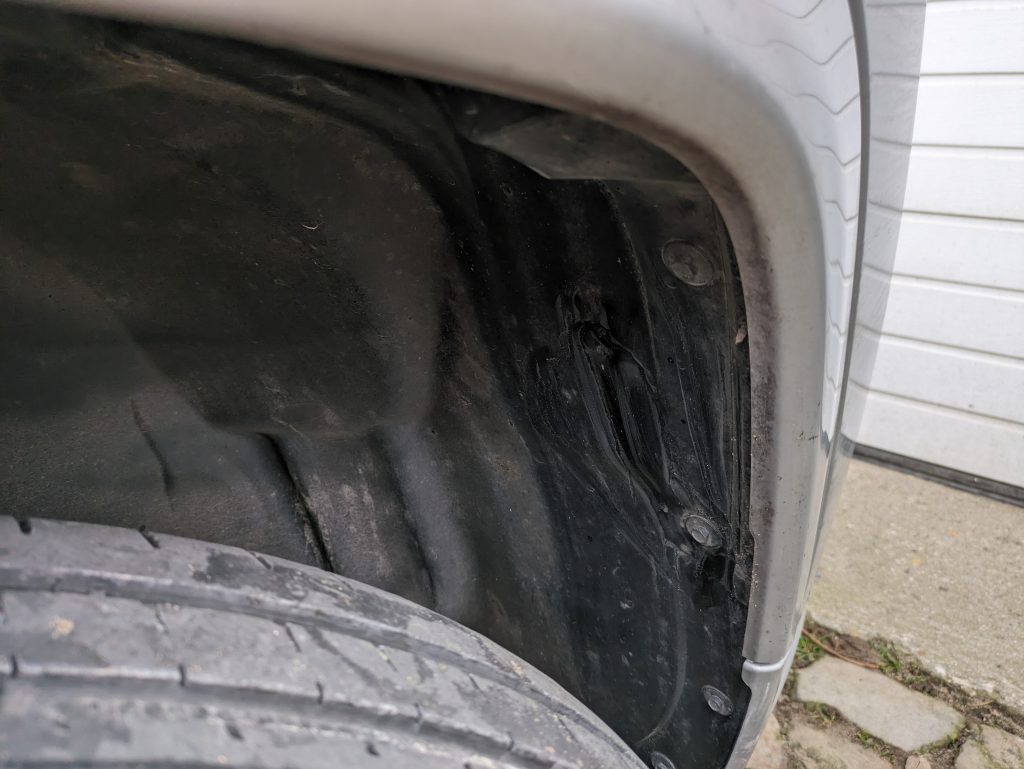 Vorderer Radkasten vor der Reinigung mit dem EInhell Hypresso Akku-Hochdruckreiniger, rechte Seite