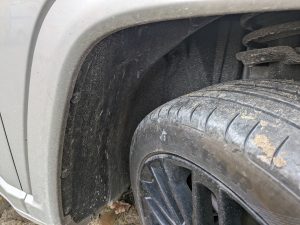 Vorderer Radkasten vor der Reinigung mit dem Kärcher K2 Akku-Hochdruckreiniger, linke Seite