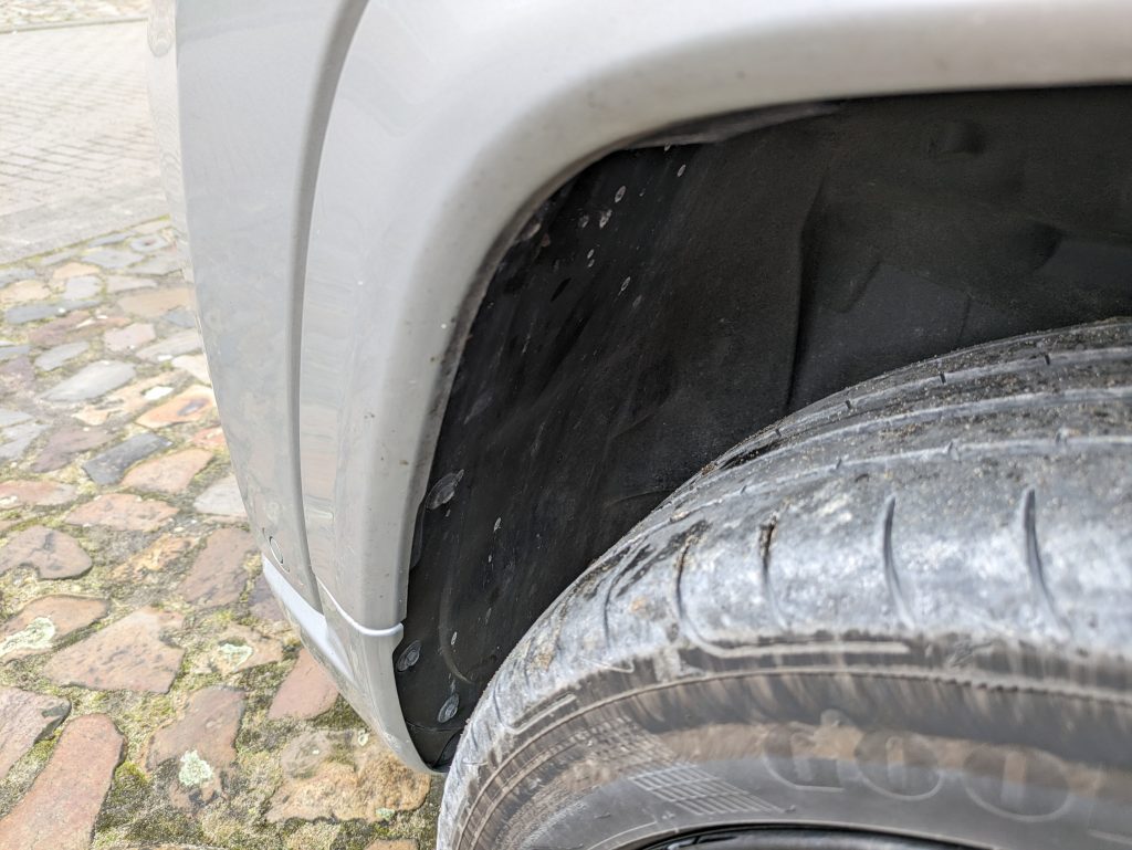 Vorderer Radkasten vor der Reinigung mit dem Yard Force LW C02 AquaJet Akku-Hochdruckreiniger, linke Seite