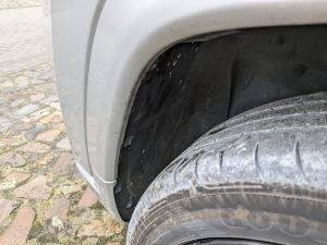 Vorderer Radkasten vor der Reinigung mit dem Yard Force LW C02 AquaJet Akku-Hochdruckreiniger, linke Seite