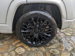 Vorderer Reifen nach der Reinigung mit dem Bosch Fontus Akku-Hochdruckreiniger
