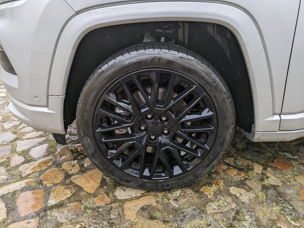 Vorderer Reifen nach der Reinigung mit dem Yard Force LW C02 AquaJet Akku-Hochdruckreiniger