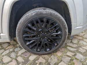 Vorderer Reifen vor der Reinigung mit dem Bosch Fontus Akku-Hochdruckreiniger