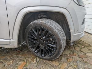 Vorderer Reifen vor der Reinigung mit dem Kärcher K2 Akku-Hochdruckreiniger